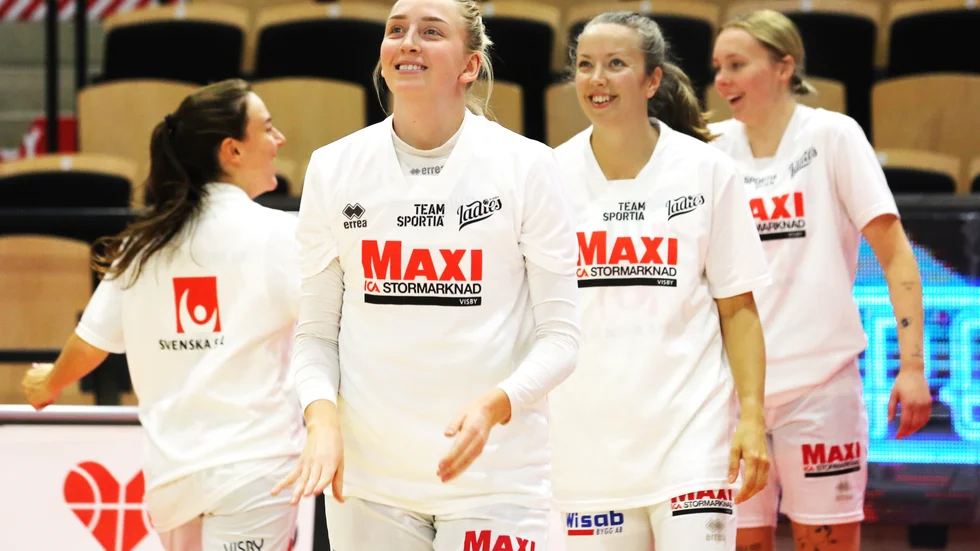 Felicia Thomsson och lagkamraterna i Visby Ladies Regina Aguilar Motta, Johanna Persson och Maja Strand under en match.