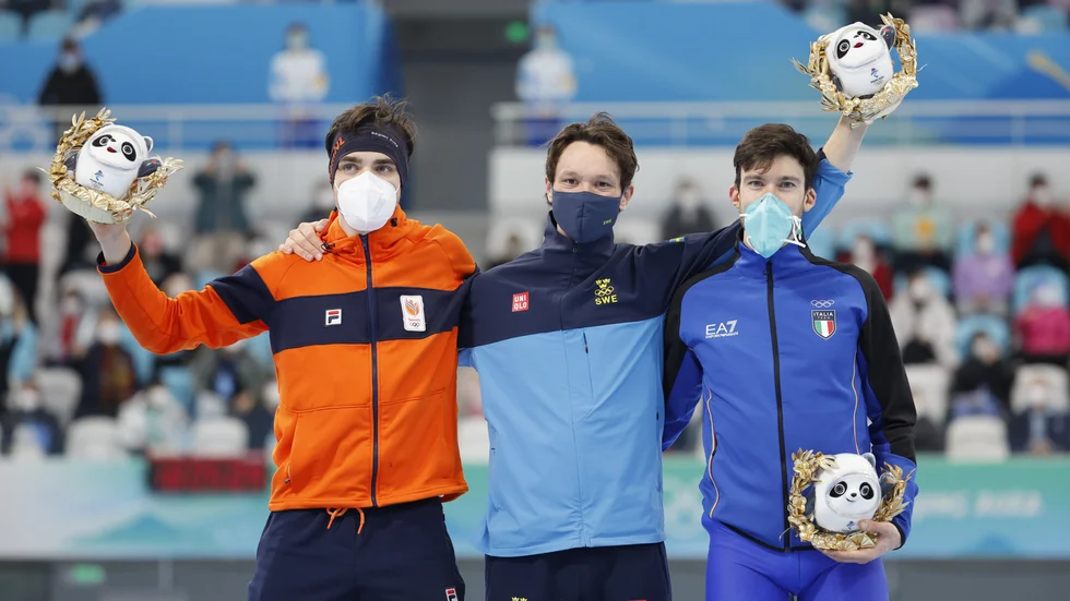 Nils van der Poel (mitten) tar OS-guld, sätter nytt världsrekord och olympiskt rekord, Patrick Roest från Nederländerna (tv) tar OS-silver och Davide Ghiotto från Italien tar OS-brons.