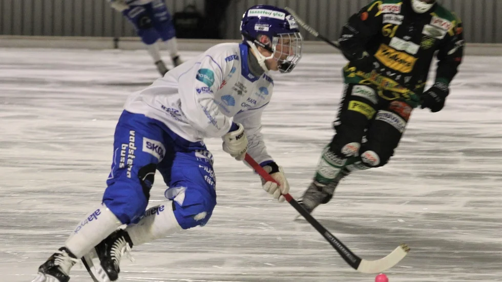 IFK Motalas Albin Rohlén avancerar framåt. Rohlén gjorde IFK:s 2-0-mål i första halvlek.