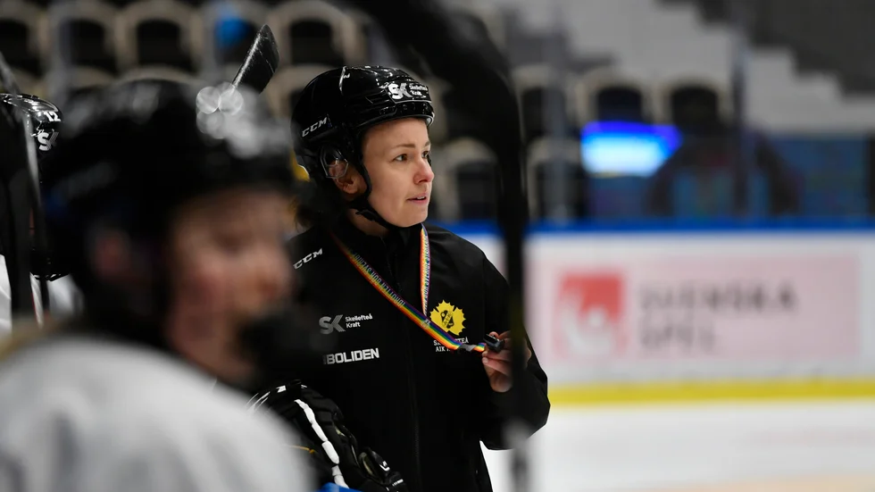 ”Tjejerna spelar sin bästa hockey just nu”, säger Kajsa Östlund inför damallsvenskan.