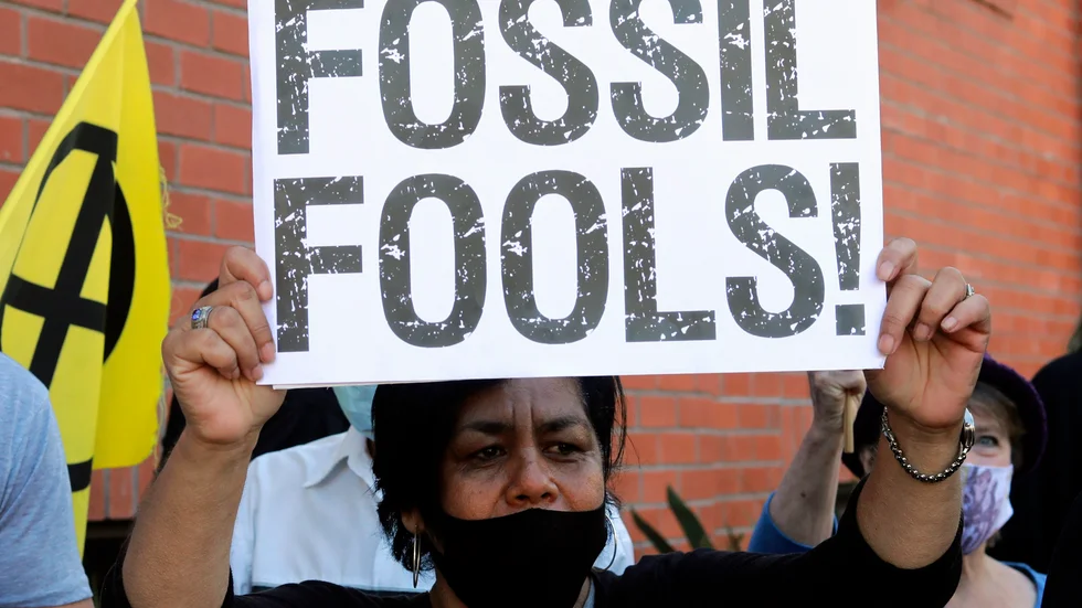 Klimataktivist i Sydafrika protesterar mot användandet av fossila bränslen Spänningarna i världen lär öka i takt med att planeten bli varmare. Arkivbild.
