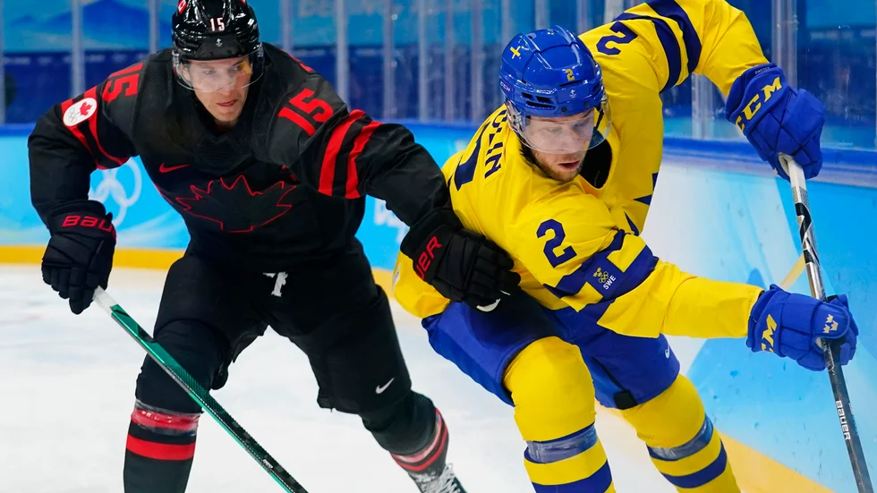 Tre Kronors back Christian Folin i kamp med Kanadas skyttekung Adam Tambellini.