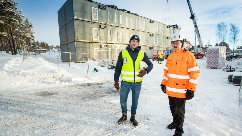 Det går undan när den nya modulskolan på Hertsön monteras ihop, konstaterar projektledarna Tom Olsson från Expandia och Leif Widmark från Luleå kommun.  
