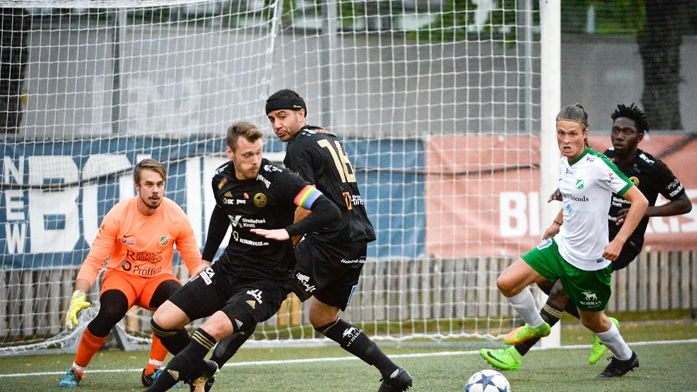 Koll. Leo Englund håller koll på bollen. William Grenholm i Morön närmast. Foto: Carina Kvist.