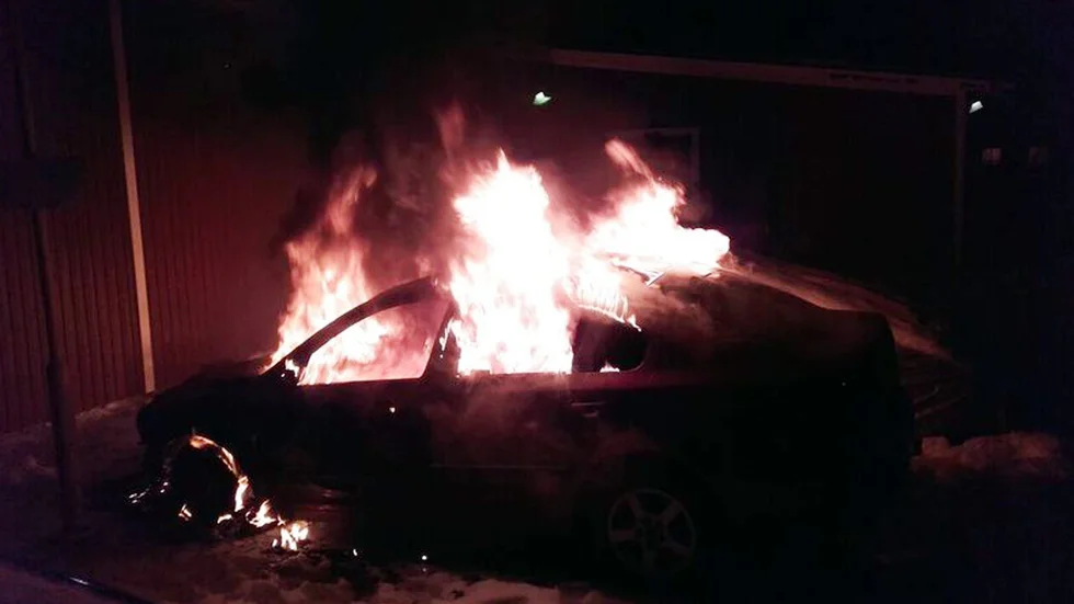 En bil började brinna i Burträsk under tidig måndagsmorgon. Foto: Räddningstjänsten Burträsk