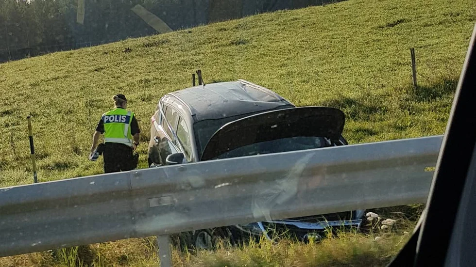 Olycksplatsen. En bil for av vägen.