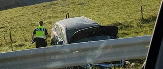 Bil for av vägen vid olycka