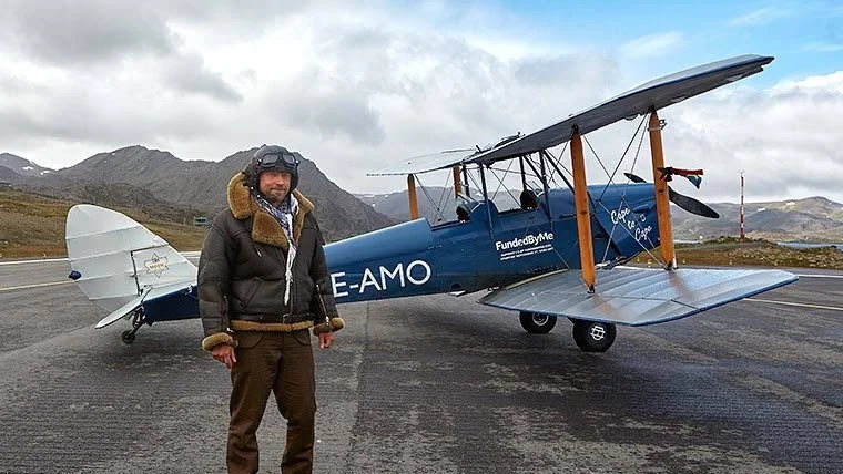 Johan Wiklund visar sitt plan Tiger Moth på flygdagen i Stegeborg.