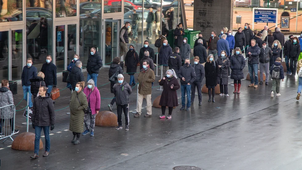 Köpenhamnare köar för att bli covid-vaccinerade utanför evenemangsarenan KB Hallen på Frederiksberg häromdagen.