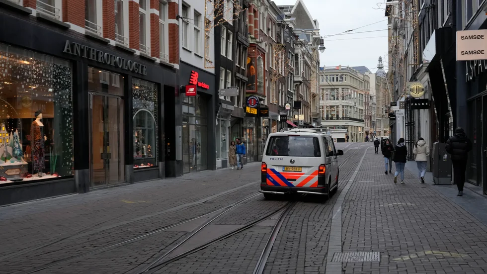 Nederländerna har infört Europas kanske hårdaste lockdown just nu. Den här shoppinggatan i Amsterdam brukar vara smockfull med folk inför jul.