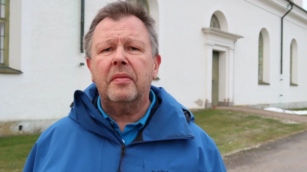 Hans Wennström, kyrkoherde vid Norra Tjust pastorat tycker det är anmärkningsvärt att tjuvarna genomfört stölderna just här, eftersom platsen är så öppen och upplyst. 
