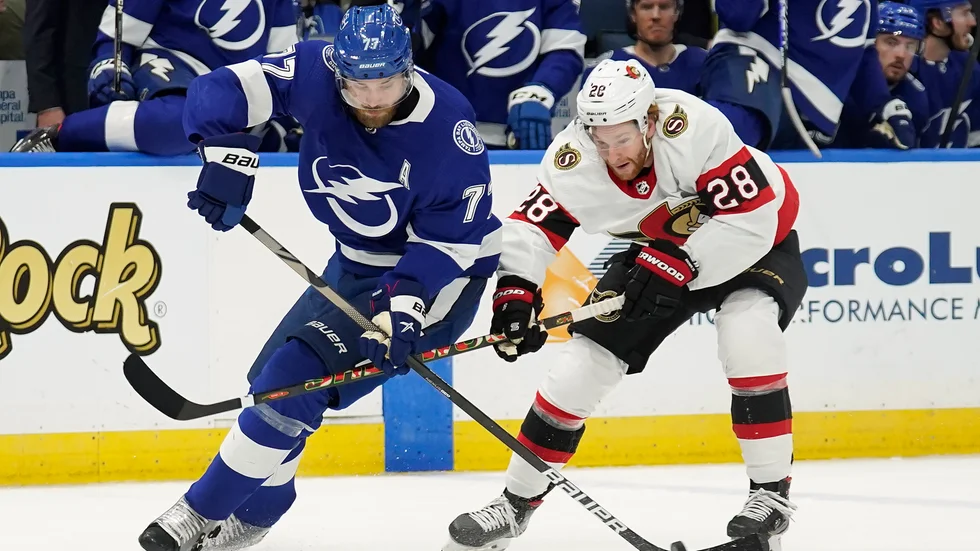 Fördel Victor Hedman i duellen mot Connor Brown.