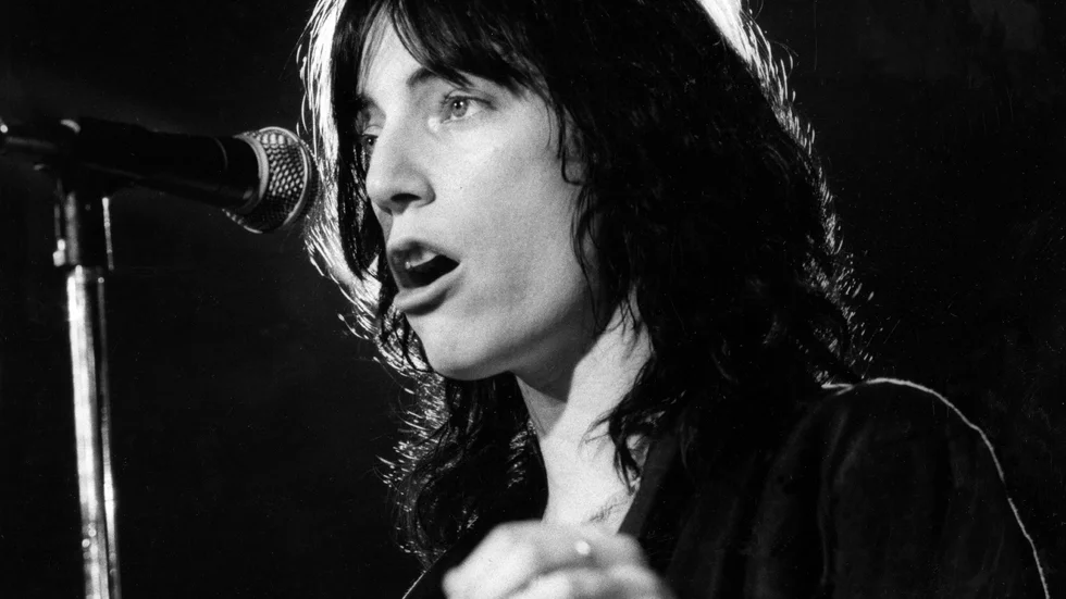 Rock- och punkikonen Patti Smiths diktsamling "The night" som hon gav ut ihop med Tom Verlaine finns nu i svensk översättning av Thomas Wahlström från Eskilstuna. 