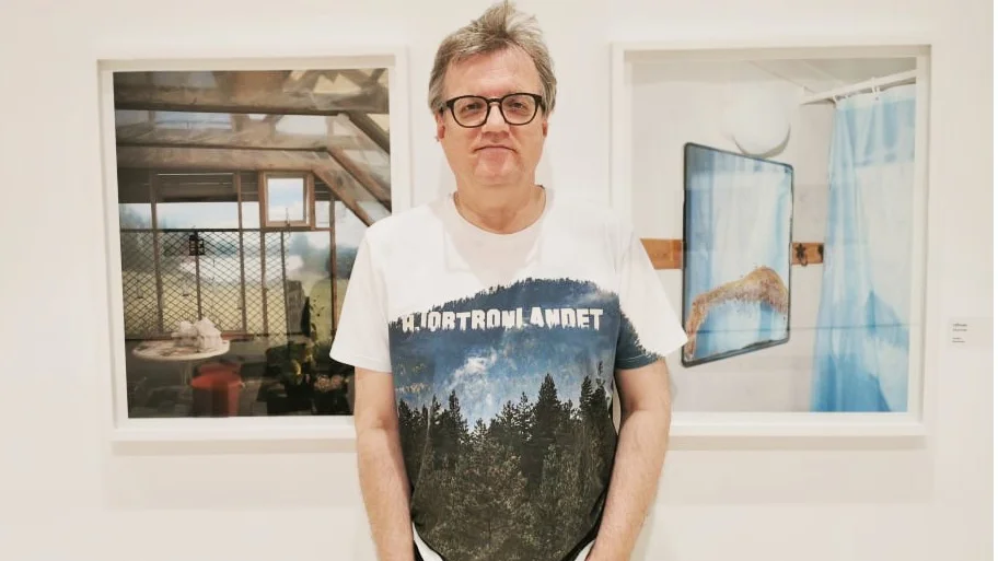 Fotografen Krister Hägglunds utställning ”Hjortronlandet” pågår just nu i Skellefteå konsthalls lokaler i Sara kulturhus.