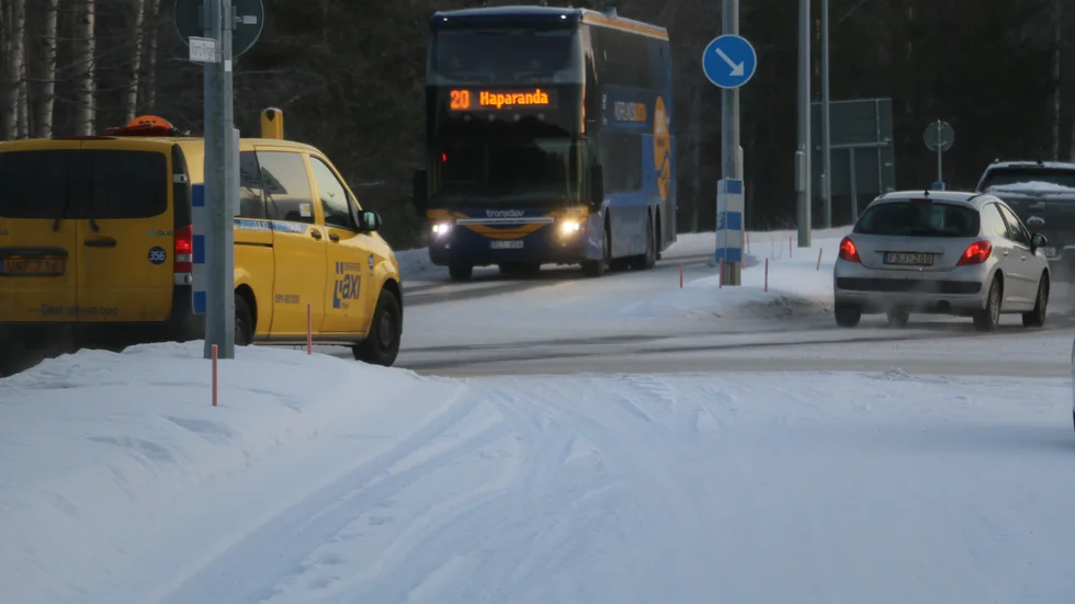 Korsningen Norra ringen - Långskatavägen är lite besvärlig och därför försedd med trafikljus under pågående arbete med kabeldragning.