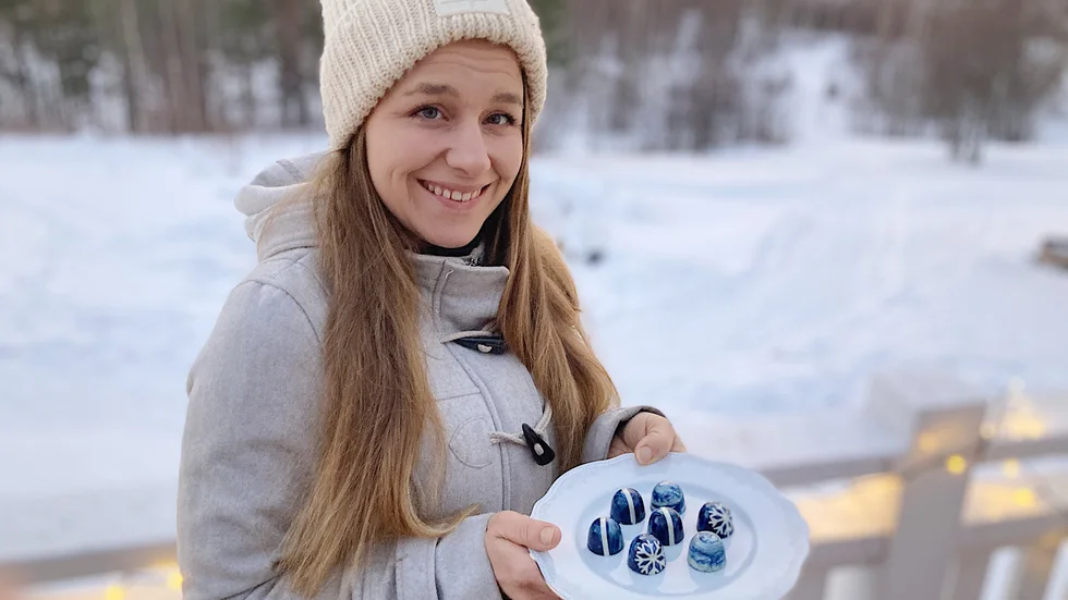 Amanda Nyström med sina vackra praliner eller Haradssweets. Det här en ny sort hon prövat göra.