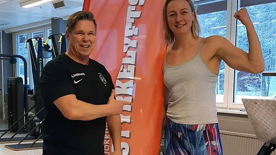 Sarah Sjöström får lite vägledning på gymmet i Jokkmokk av styrkeklubbens Stefan Lindmark.