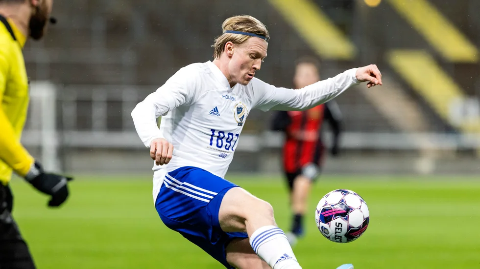 "Det var en stor omställning från Norge till Sverige. Det går mycket snabbare här. Det är mer fysiskt. Intensiteten. Det taktiska, det är smarta spelare så man måste tänka lite snabbare".