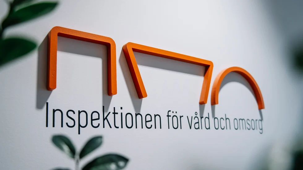 Inspektionen för vård och omsorg är mycket kritisk till att ett barn i Småland dagligen fått sitta med händer och fötter fastspända på en korttidsverksamhet.