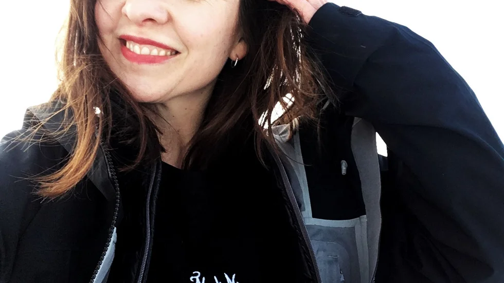 När Linda Backman bodde i Stockholm för sex år sedan fick hon hemlängtan. Resultatet av det blev en egendesignad mössa med budskapet om att göra och älska nu. Nu har hon tillsammans med andra Piteåbor skapat en helt ny klädkollektion.