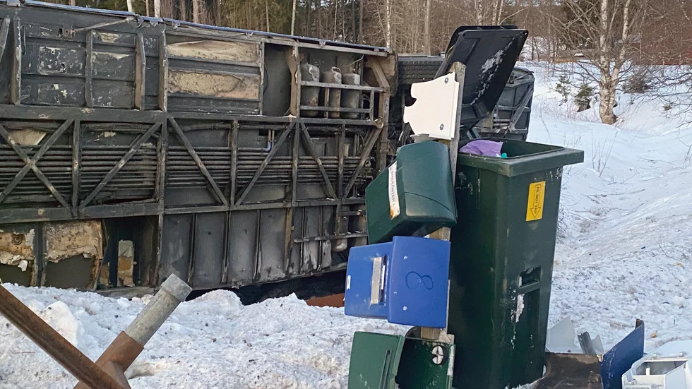 Bussen hamnade på fel sida av vägen, innan den sedan välte.