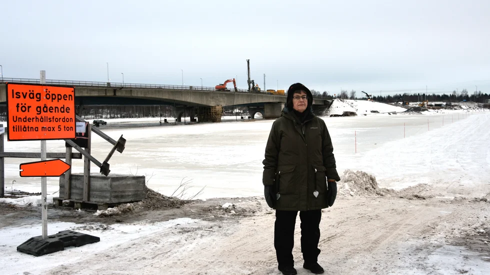 Brita Petersson Hofverberg vid isvägen vid Kalixbron.
"Vi människor ska röra på oss och ur miljösynpunkt är det också bra att gå eller cykla, ändå får vi de sämsta förutsättningarna" säger hon.