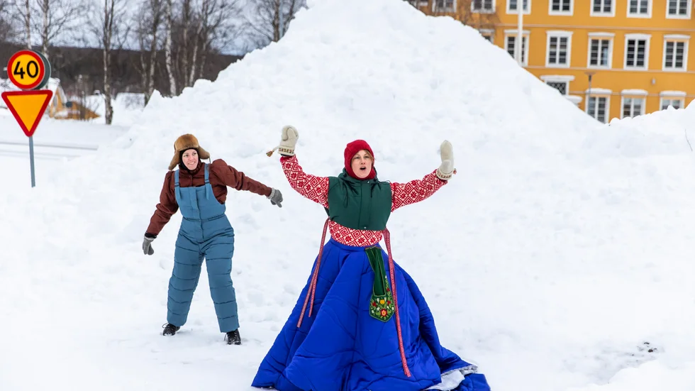 Lisa Hennix Raukola och Madeleine Johansson spelar upp en scen ur "I stormen vilar jag" vid Tornedalsteatern i Pajala.   