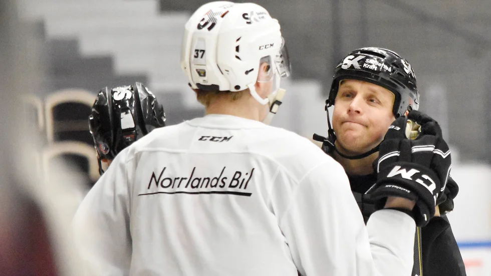 Albin Eriksson och Bert Robertsson hade ett lugnt samtal med varandra efter träningens slut. 