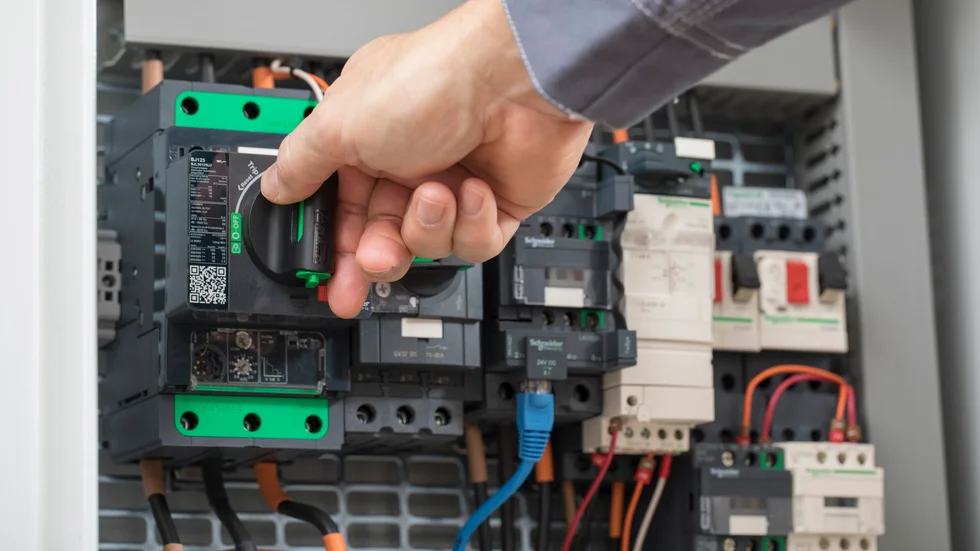 Schneider Electric är en ledande specialist inom digital utveckling av energihantering och automation i hem, fastigheter, datacenter, infrastruktur och industrier.