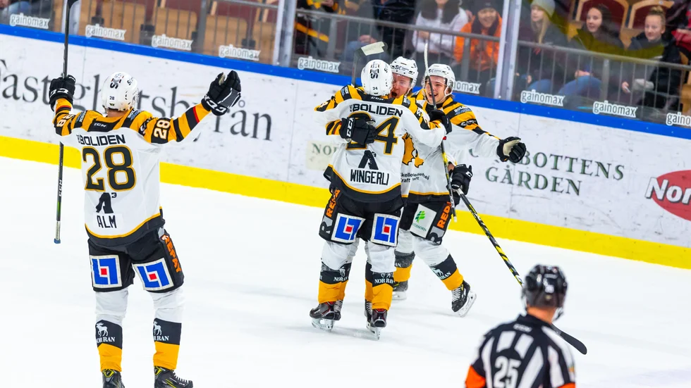 Kedjan med Tim Söderlund, Andreas Wingerli och Edwin Hedberg låg bakom tre av målen. Här jublar de efter Jonathan Pudas 3–0-mål. 