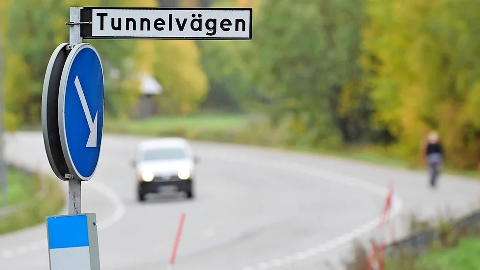 En medborgare önskar att vägen flyttas längs med järnvägen för att få mindre miljöstörning i byarna Medle och Myckle.