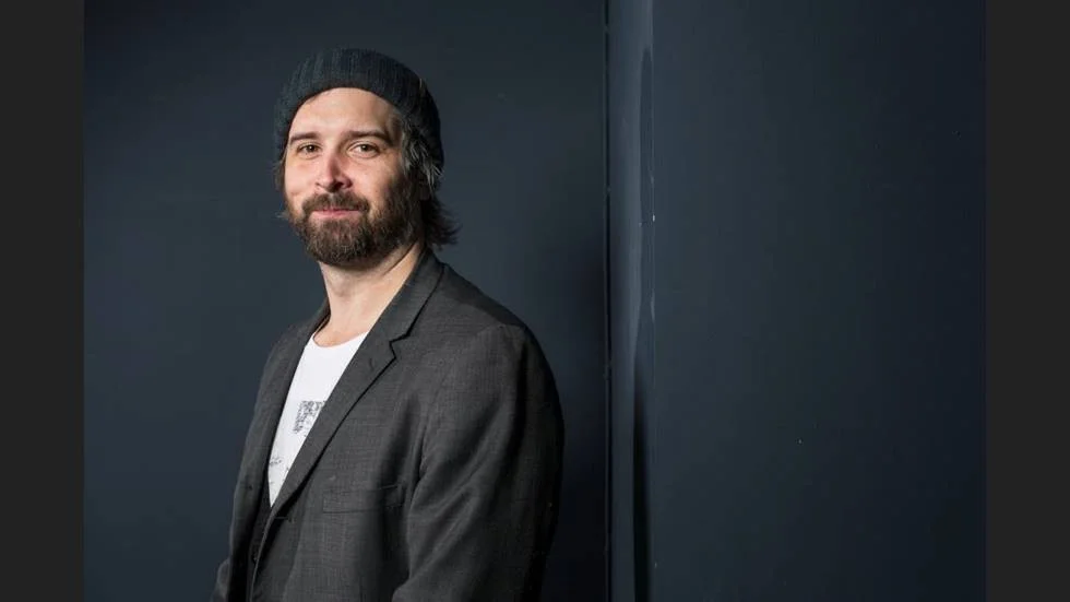 Patrik Eklund har regisserat kortfilmsserien "Revansch" som visas på Sveriges Television för tillfället. I höst väntar större utmaningar då en "konspirationskomedi" för SVT och Viaplay spelas in.