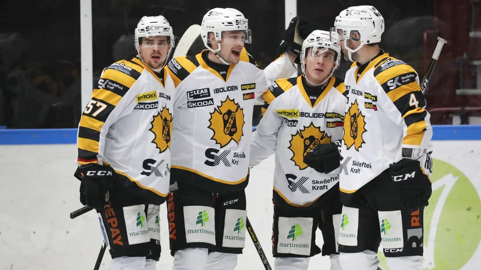 Bud Holloway, längst till höger, saknas när AIK tränar inför avresan mot Göteborg. Match mot Frölunda väntar i morgon. 