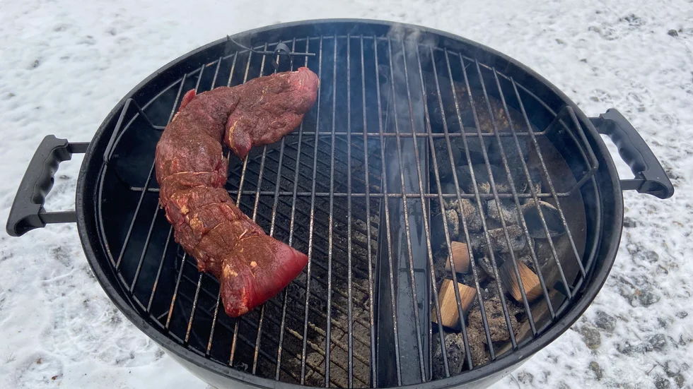 För alla rätter och barbecue överlag gäller alltid en tempratur mellan 120-130 grader. Ifall en klotgrill används ska kolet eller bricketerna vara avskärmade till ena sidan, medan det som tillagas ligger på den andra sidan tills det ska brynas. 