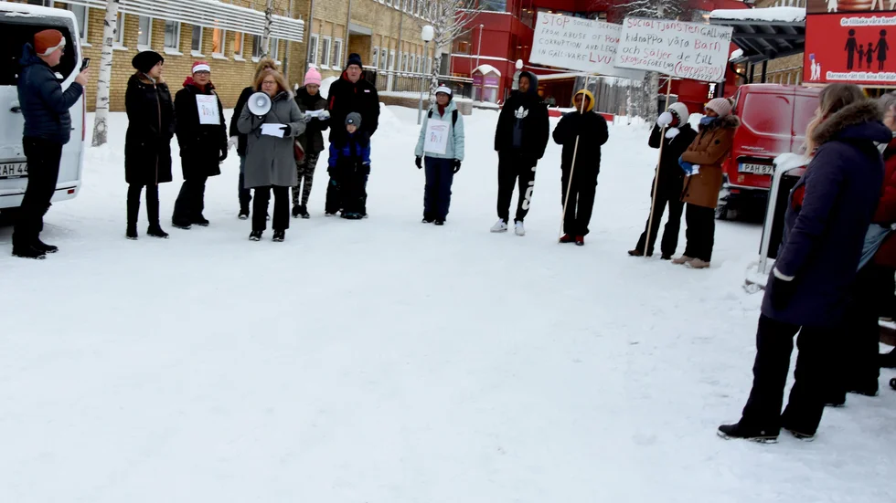 Eva Alriksson pratar vid demonstrationen den 15 december, utanför kommunhuset i Gällivare.
