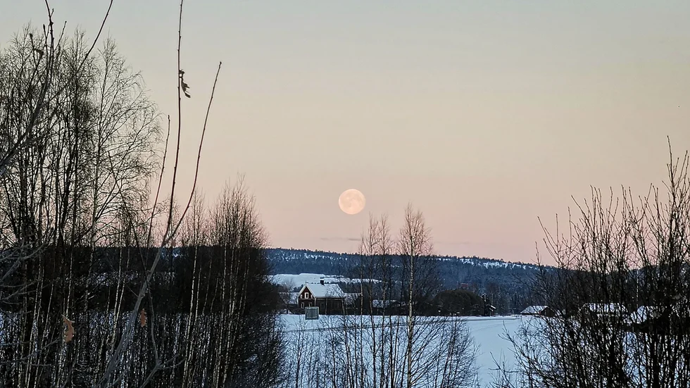 Fullmånen lyser över Öjebyn.
