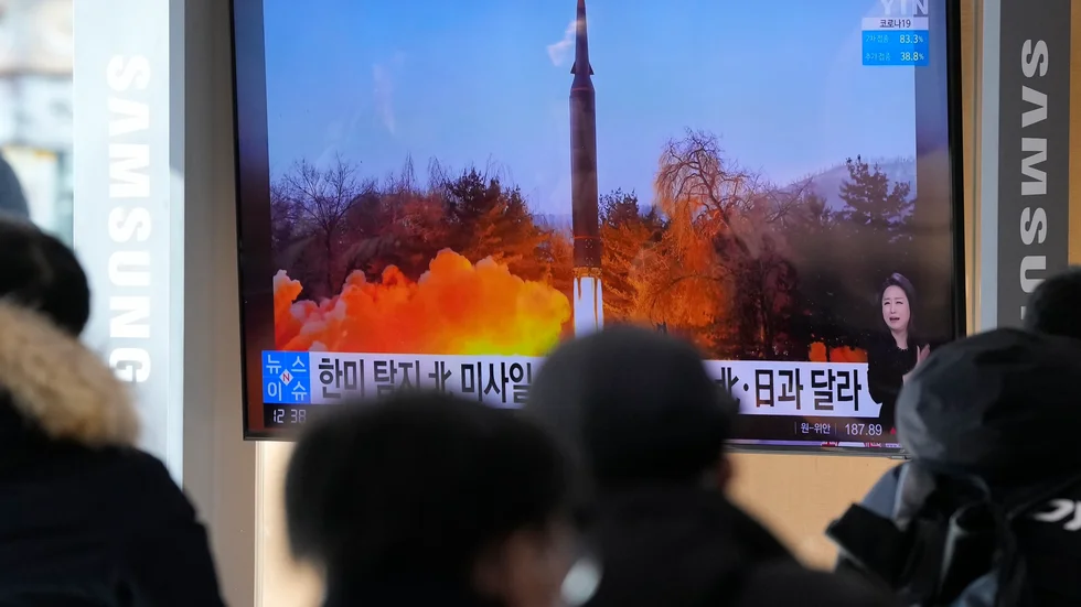 På en storbildsskärm i Seoul visas på torsdagen bilder från Nordkoreas senaste robottest.