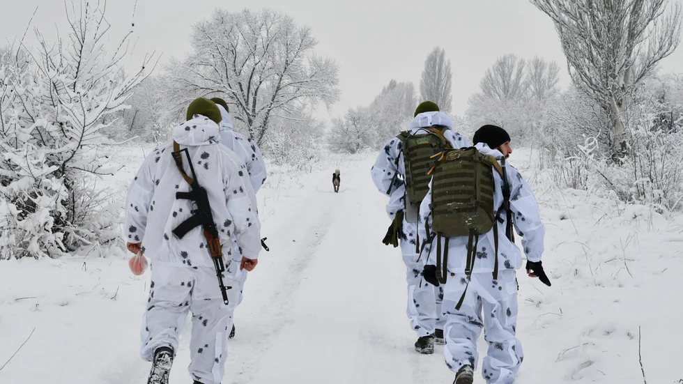 Ukrainska soldater på väg till sina positioner i Donetsk i östra Ukraina, där strider mot ryskstödda separatister pågått sedan 2014.
