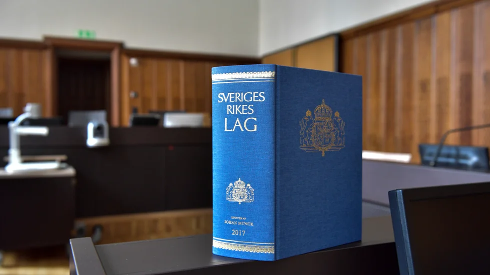 Rättegång. Många som misstänks för brott tiger i förhör med polisen, något som sedan ger dem chans att justera sin berättelse när rättegången börjar. 