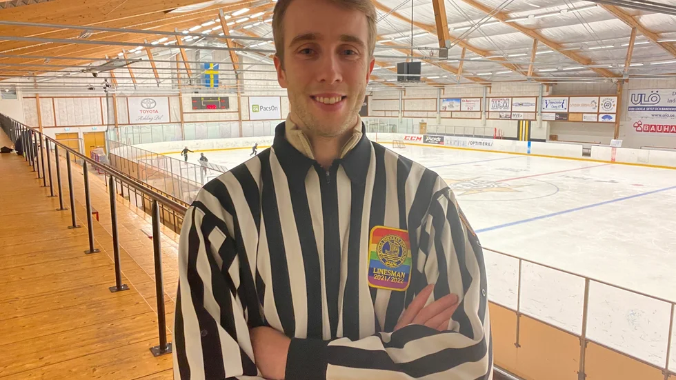 Philip Hanning, Motalakillen, är ordinarie linjedomare i hockeyallsvenskan och har i höst även fått testa på SHL. Nu hoppas han på fler internationella matcher.