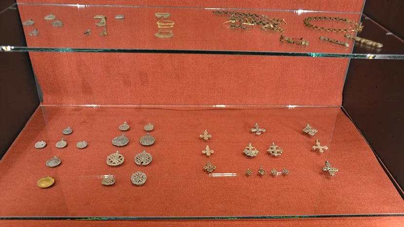 På väg till myrslåtter 1897 såg två bönder fyra pålar sticka upp ur marken och grävde nyfikna på platsen och där hittade de Gråträskfyndet.