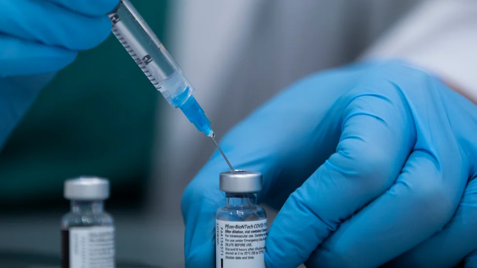 Ett israeliskt sjukhus ska börja vaccinera anställda med en fjärde dos vaccin. Arkivbild.