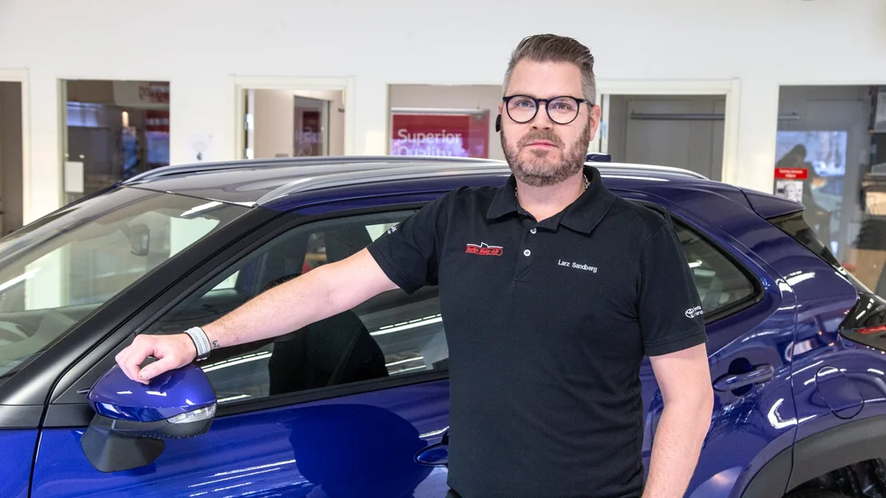 Dieselpriserna når nya rekordnivåer i Sverige. Larz Sandberg, säljare på Toyota Piteå, säger att han märker att priserna påverkar försäljningen. "Kunderna är mer rädda för diesel nu", säger han.