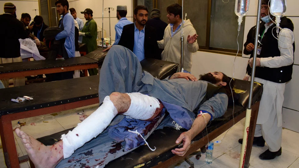 Skadade vårdas på ett sjukhus i Quetta i Pakistan efter ett bombdåd på torsdagen.