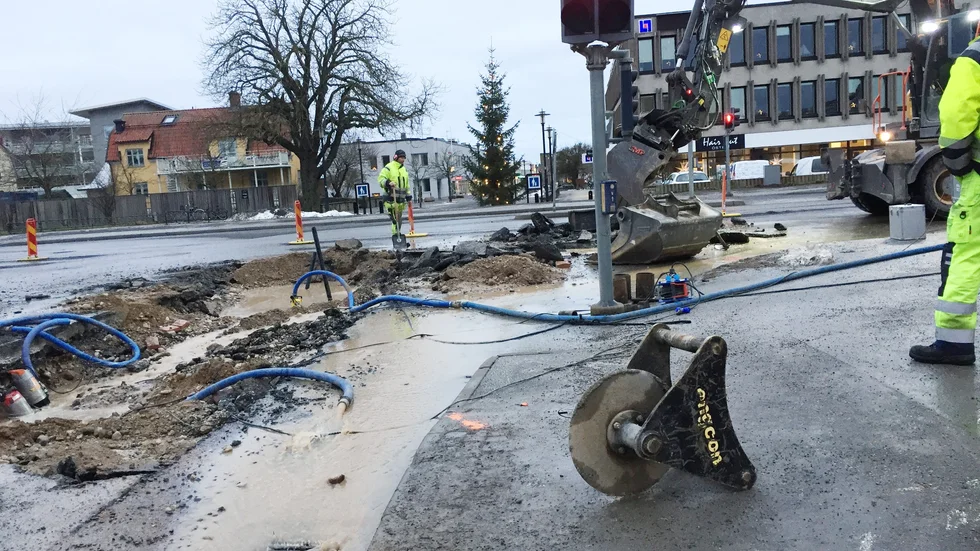 En vattenläcka i korsningen Kung Magnus väg/Österväg stoppade trafiken under mer än tolv timmar. 