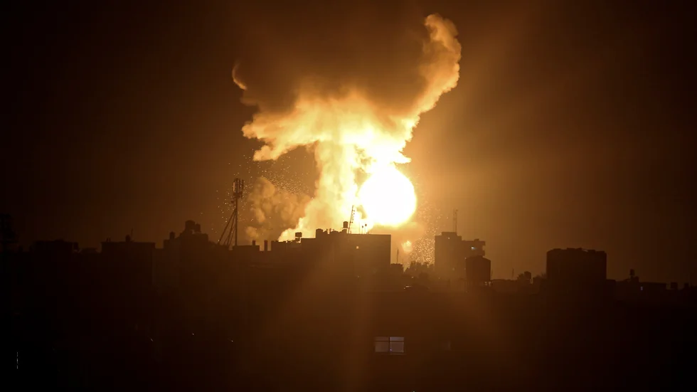 En explosion syns i staden Khan Younis i södra Gaza tidigt under natten mot söndagen.