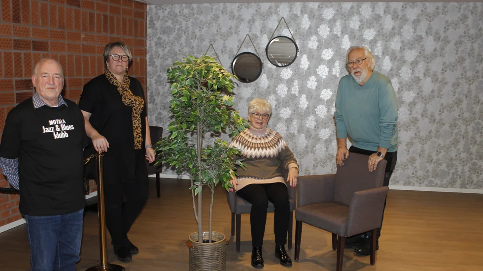 De hoppas kunna genomföra alla sina planerade jazz- och blueskonserter. Från vänster: Åke Lindberg, ordförande i Motala Jazz- och Bluesklubb, Jessica Björk, vd för Motala Folkets Hus, Yvonne Eldh, kassör i klubben samt Håkan Franzén, vice ordförande och bokningsansvarig i klubben.