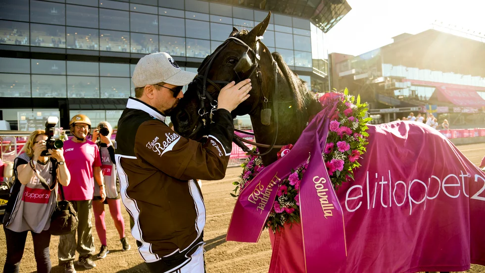 Travtränaren Daniel Redén och Don Fanucci Zet efter vinsten i Elitloppet. Båda är nominerade till årets Hästgala.