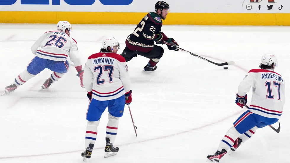 Johan Larsson gjorde både mål och assist när Arizona Coyotes vann NHL:s bottenmöte mot Montreal Canadien.