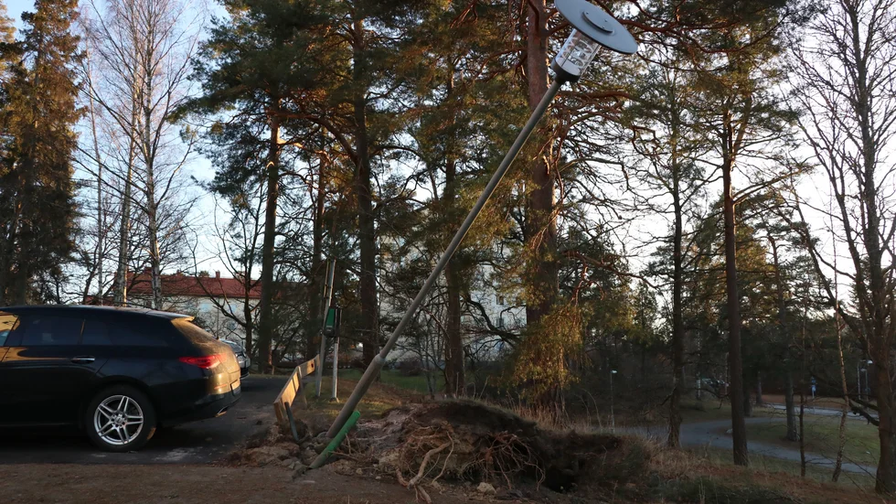 Lyktstolpen blev kvar på platsen, men lutandes åt skogsslänten, så ingen annan bil skadas.
